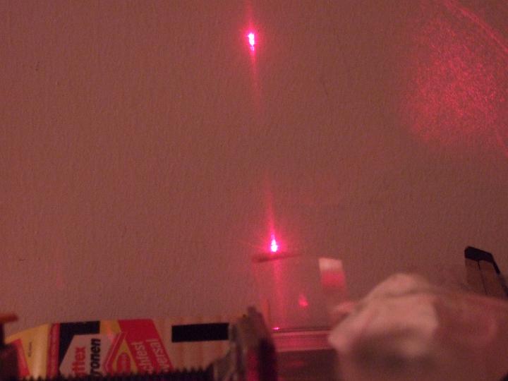 09 03 01 020.jpg - Mehrfachreflexion des Laserstrahls an Unter- und Oberseite einer Plexiglasplatte (unten)